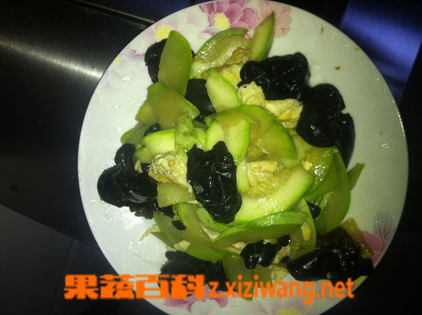果蔬百科西葫芦木耳炒鸡蛋