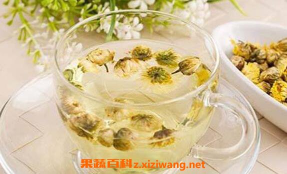 菊花泡水喝的功效与作用 菊花泡水喝的好处