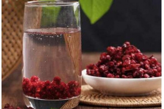 五味子泡水喝的功效 五味子泡水喝的好处