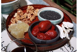 Ů�˲���Ѫ��ʳ������Щ ����Ѫ��ʲô��